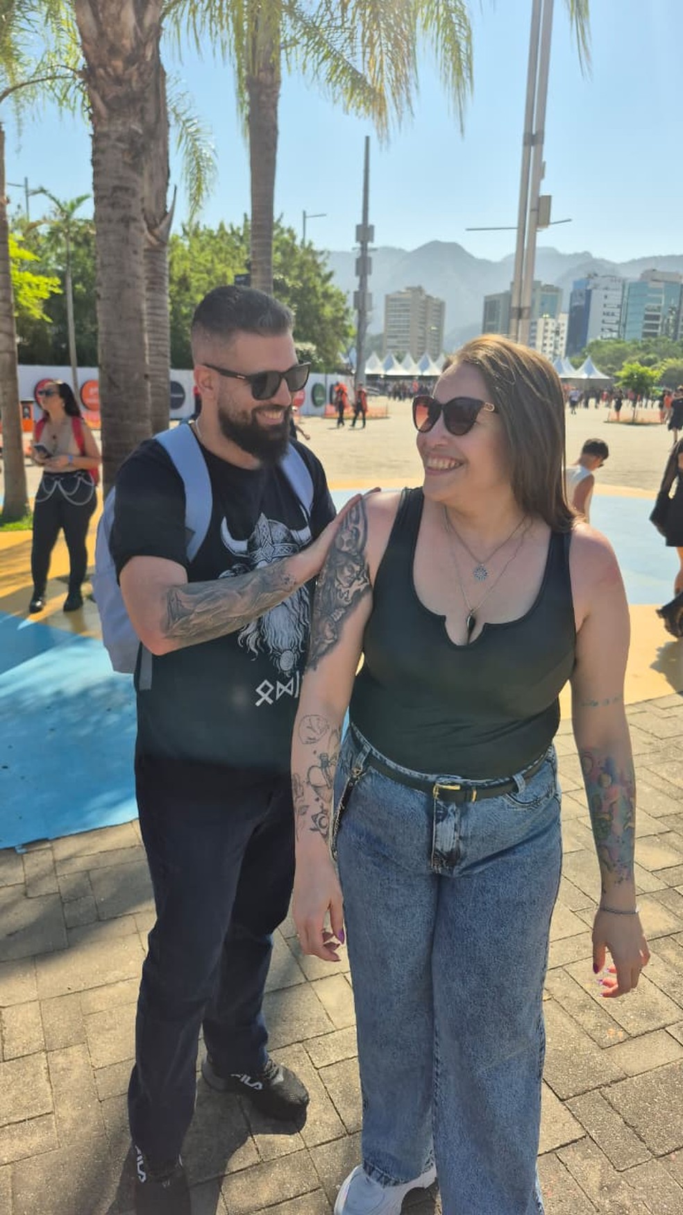 Casal passa protetor solar no Rock in Rio — Foto: Leonardo Ribeiro