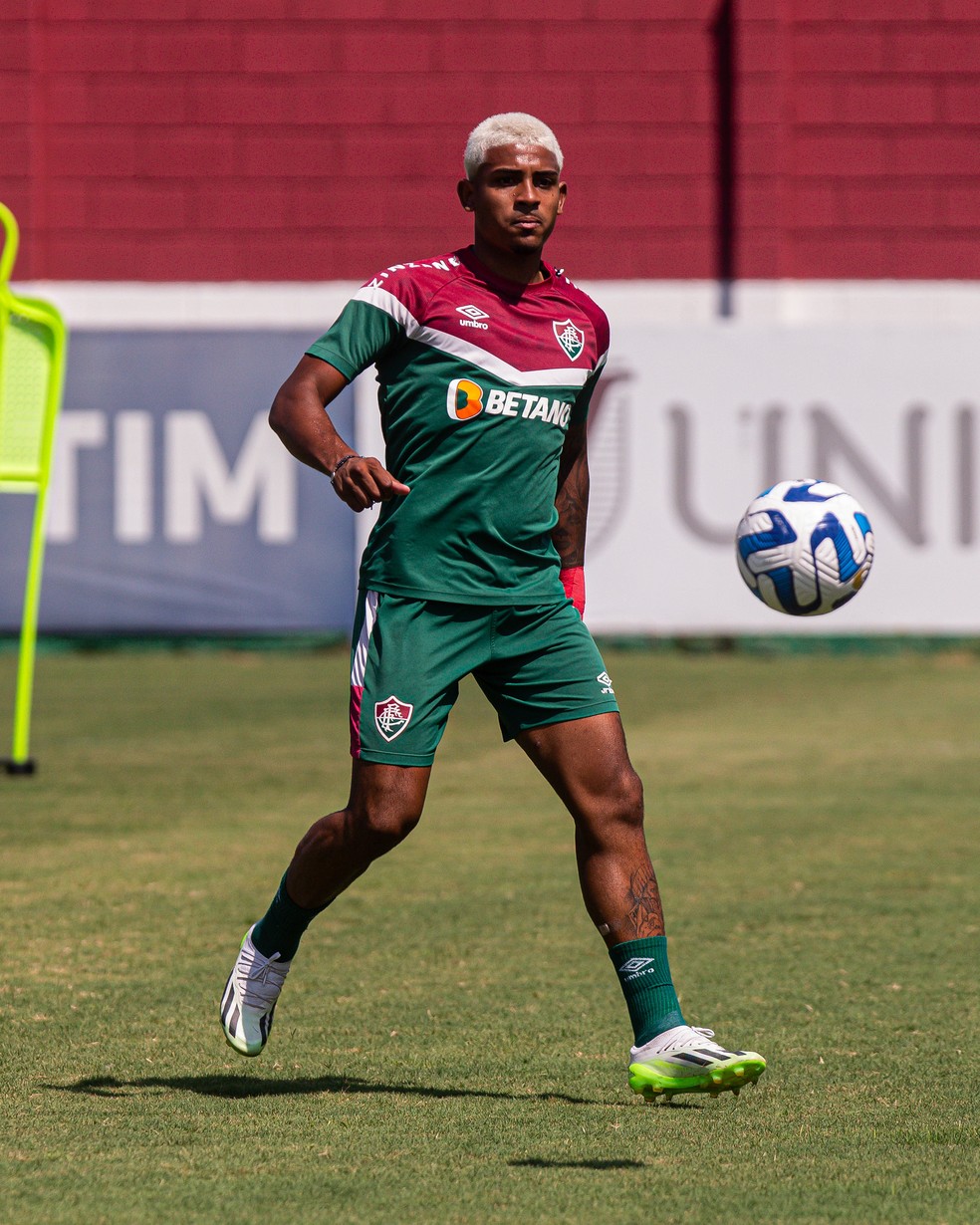 John Kennedy treina na manh&atilde; deste domingo, com prote&ccedil;&atilde;o na m&atilde;o &mdash; Foto: MARCELO GON&Ccedil;ALVES / FLUMINENSE F.C.