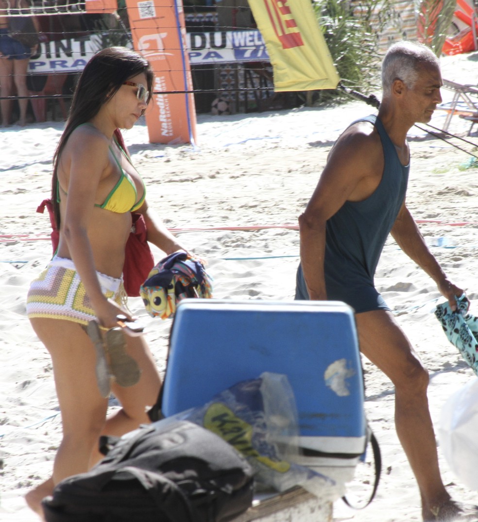 Romário é flagrado com morena na Praia da Barra, no Rio — Foto: Sandro Cardozo