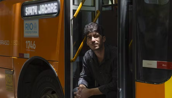 'Linha do inferno': autor lança livro sobre ônibus 474; saiba de que temas a obra trata 