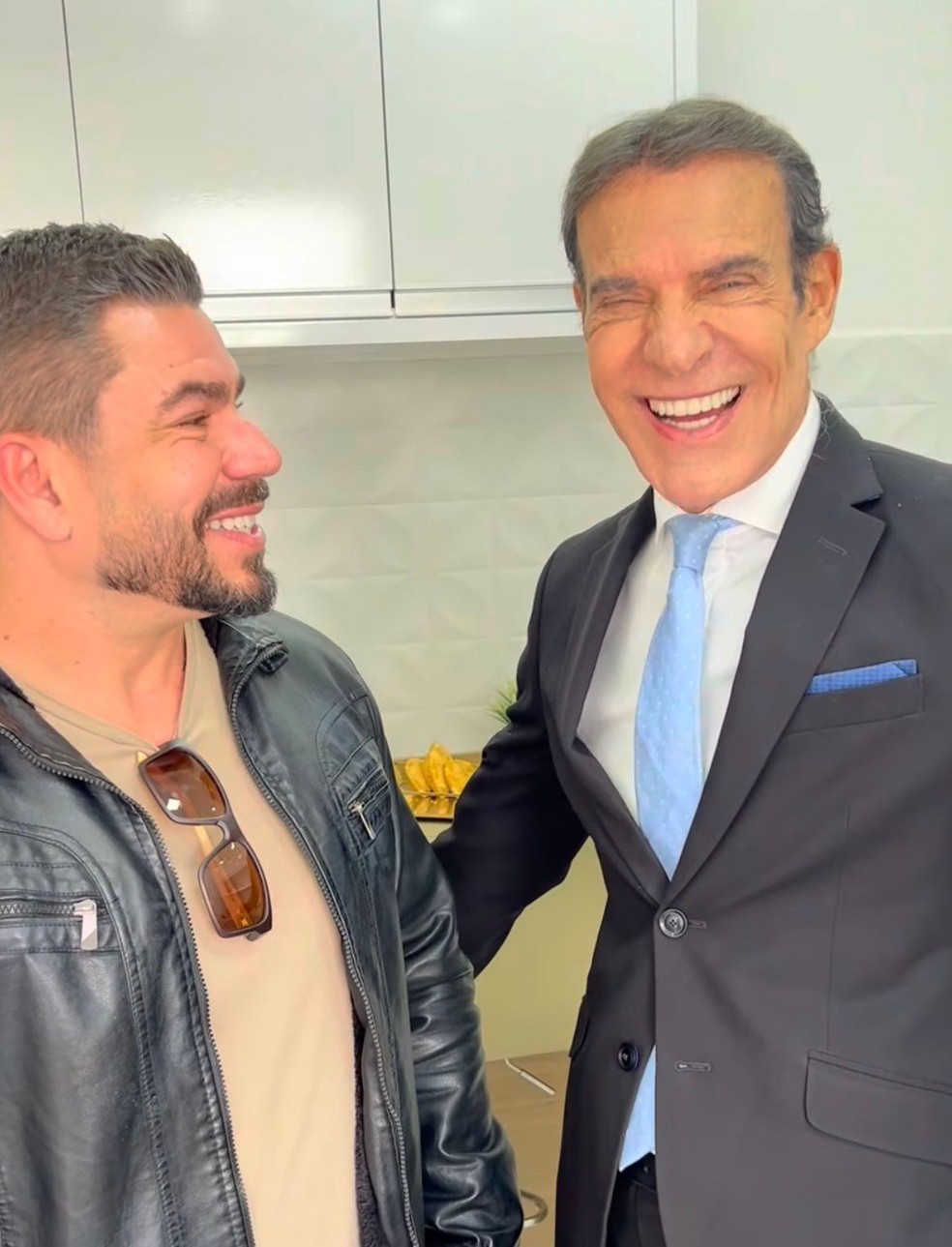 Mário Gomes com o desntista resónsável pela prótese dentária — Foto: Instagram