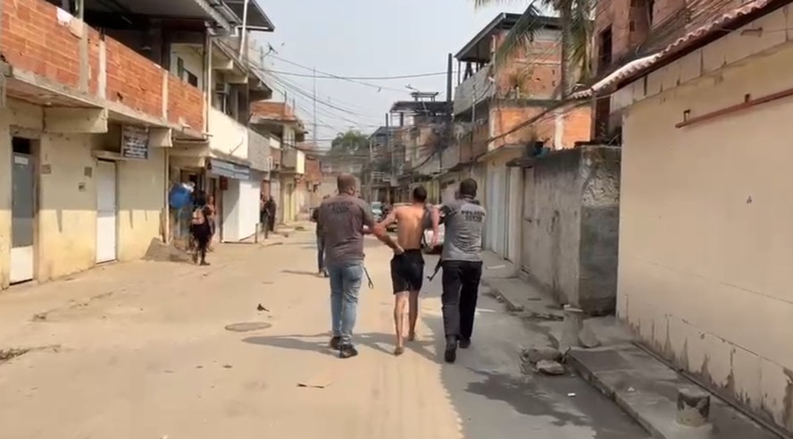 O suspeito sendo preso pelos policiais da DPMA em São João de Meriti