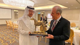 Então ministro de Bolsonaro, Bento Albuquerque recebe miniatura de cavalo do saudita Abdulaziz bin Salman Al Saud, em outubro de 2021 — Foto: Reprodução