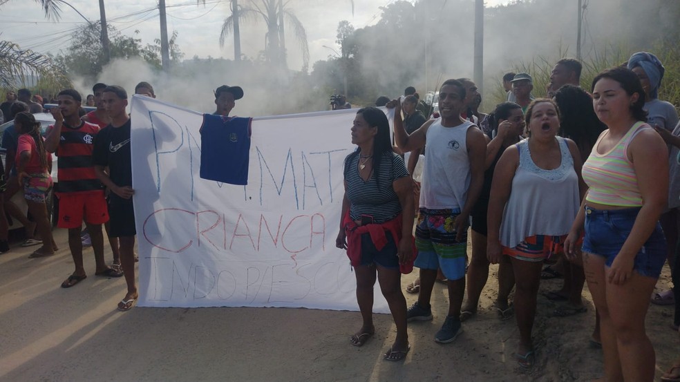 Moradores fazem protesto após a morte de estudante em Maricá — Foto: Gabriel de Paiva/Agência O Globo
