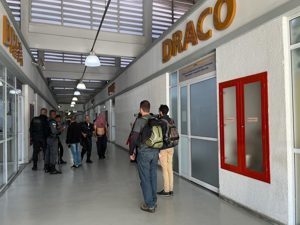 Homem chega à Draco com o rosto coberto após ser resgatado de tentativa de sequestro — Foto: João Vitor Costa