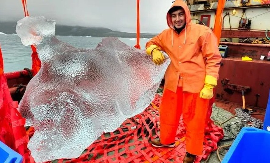 Malik V Rasmussen, cofundador da Arctic Ice, posa com bloco de gelo que será exportado a Dubai