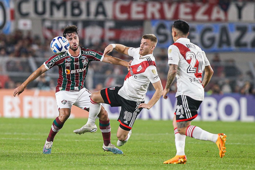 Martinelli tenta segurar Beltrán no duelo entre Fluminense e River Plate, no Monumental de Núñez