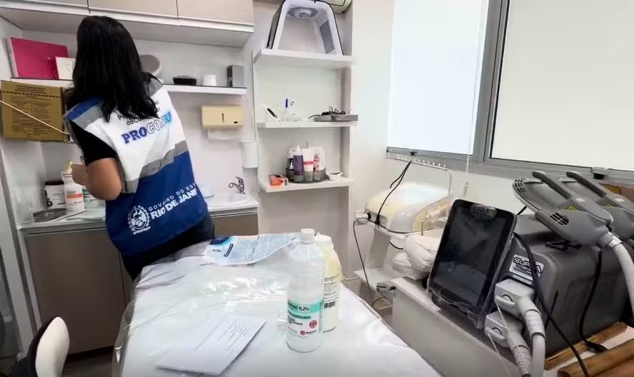 Clínica de estética na Zona Norte do Rio é autuada após fiscalização encontrar produtos vencidos; veja vídeo