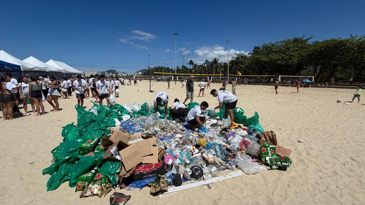Mutirão recolhe 480 kg de lixo na Praia do Flamengo