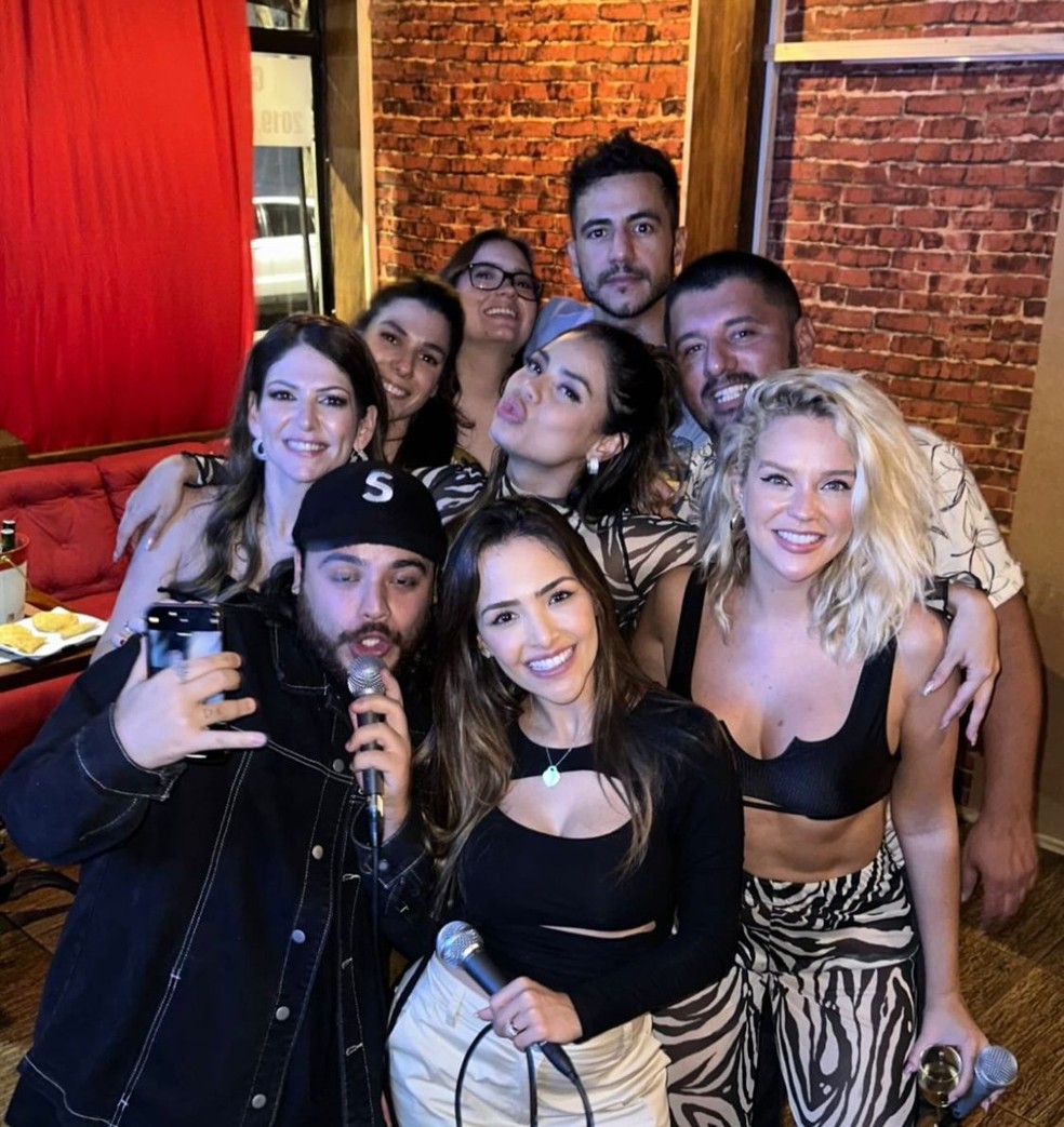 Lexa surge em foto no colo de ex-BBB durante social em S&atilde;o Paulo &mdash; Foto: Instagram