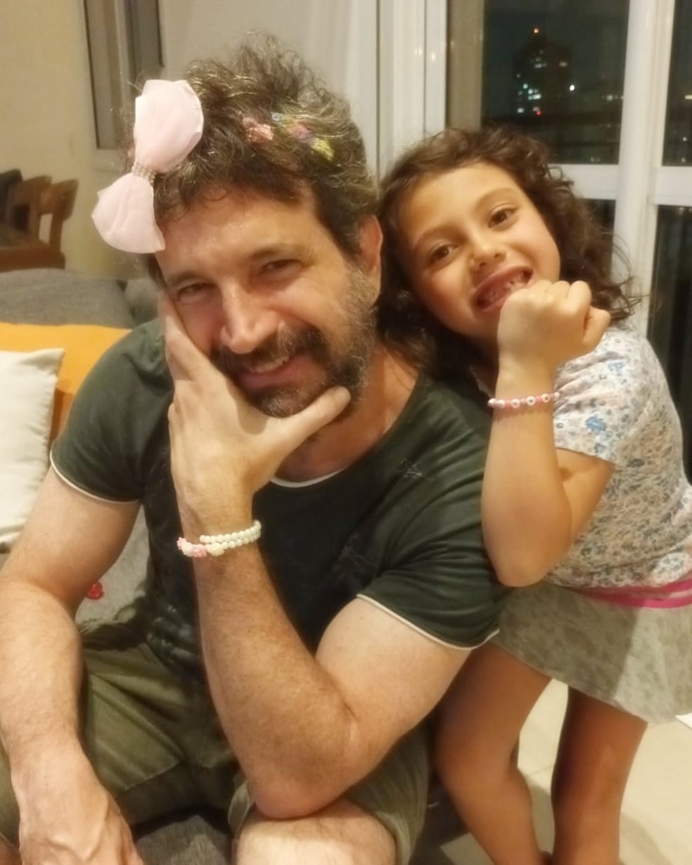 Caco Ciocler e a neta Elis — Foto: reprodução