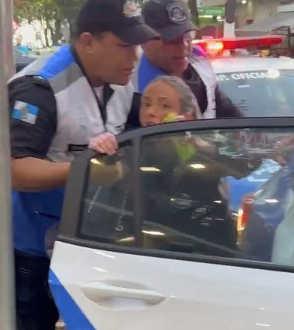 Mãe e filha que moram no McDonald’s do Leblon (RJ) são conduzidas à delegacia — Foto: Reprodução