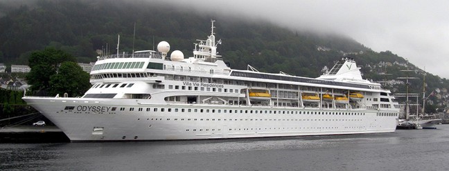 O navio Villa Vie Odyssey deveria ter começado a viagem em maio, mas até o momento os tripulantes só podem visitar a embarcação pela manhã e tarde. — Foto: Divulgação