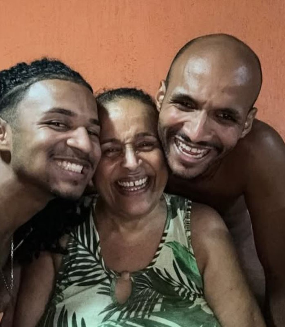 Tettrem com a mãe e o irmão — Foto: rep/ instagram