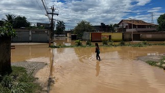 Na foto, Parque São Vicente, em Belford Roxo. Área às margens do Rio Botas ficou alagada. — Foto: Guito Moreto / Agência O Globo