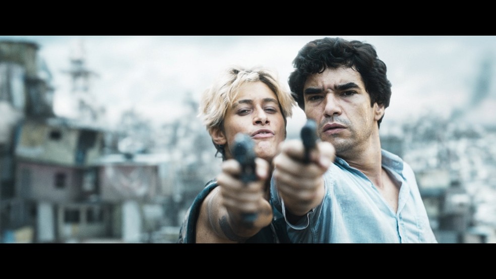 Diadorim (Luisa Arraes) e Riobalto (Caio Blat): integrantes de bando criminoso, em "Grande Sertão" — Foto: Gustavo Hadba/Divulgação