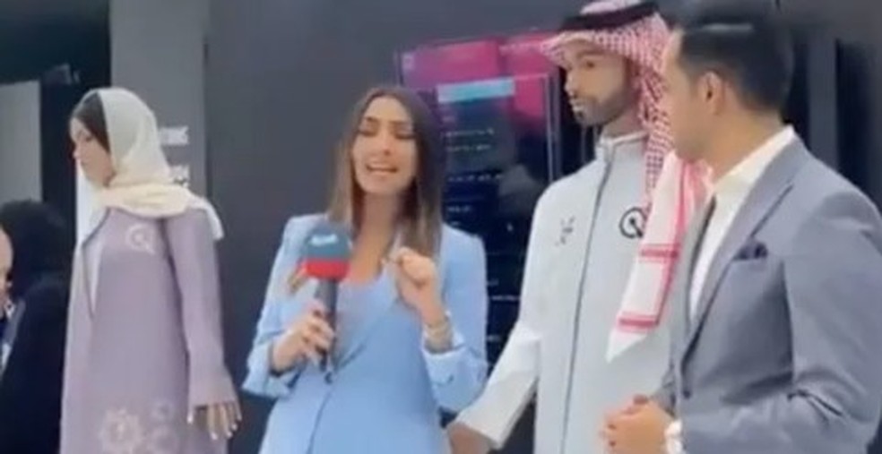 Robô 'apalpa' repórter em evento na Arábia Saudita — Foto: Reprodução/X