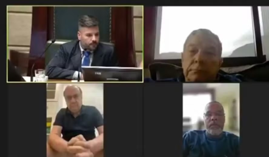 Cesar Maia (abaixo, à esquerda) durante sessão da Câmara do Rio