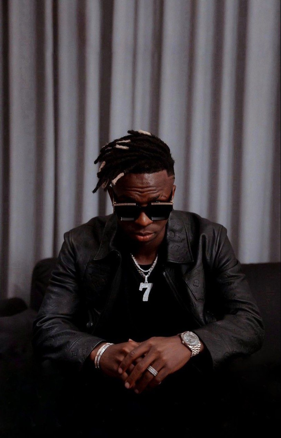 Vinicius Jr. com o look 'all black", do seu primeiro dia de festa — Foto: Instagram