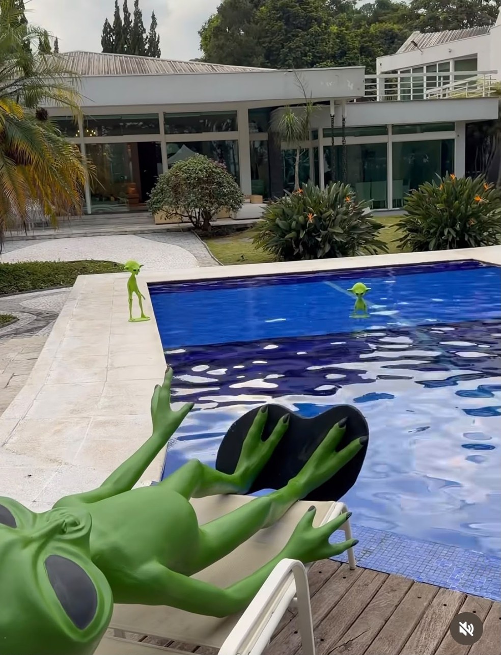 Filho de Gugu mostra cole&ccedil;&atilde;o de ETs que tem na mans&atilde;o onde mora &mdash; Foto: Reprodu&ccedil;&atilde;o/Instagram