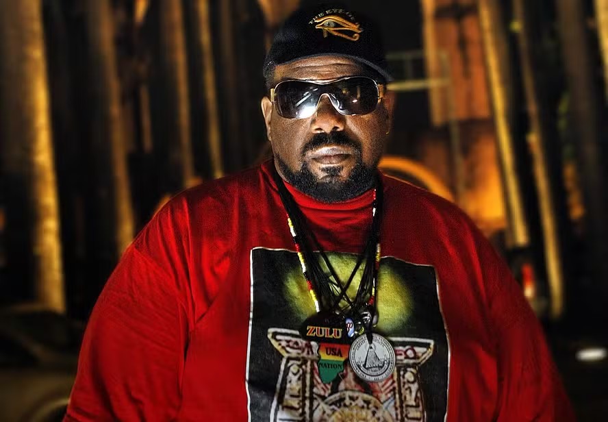O DJ e produtor Afrika Bambaataa, em 2002, no Circo Voador (Rio de Janeiro)