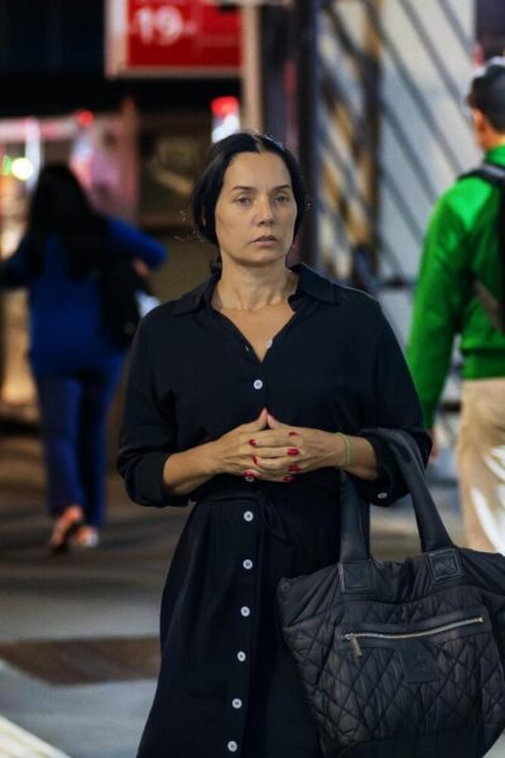 Mônica Carvalho é a viúva Francisca, no filme "Estranhos na noite" — Foto: Divulgação