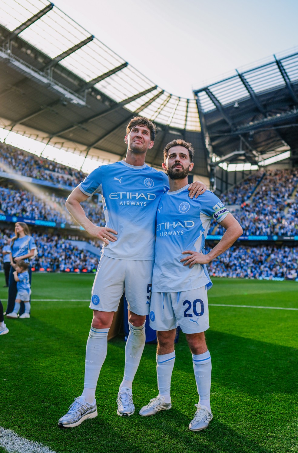 Stones e Bernardo Silva se despedem do Manchester City — Foto: Divulgação / Manchester City