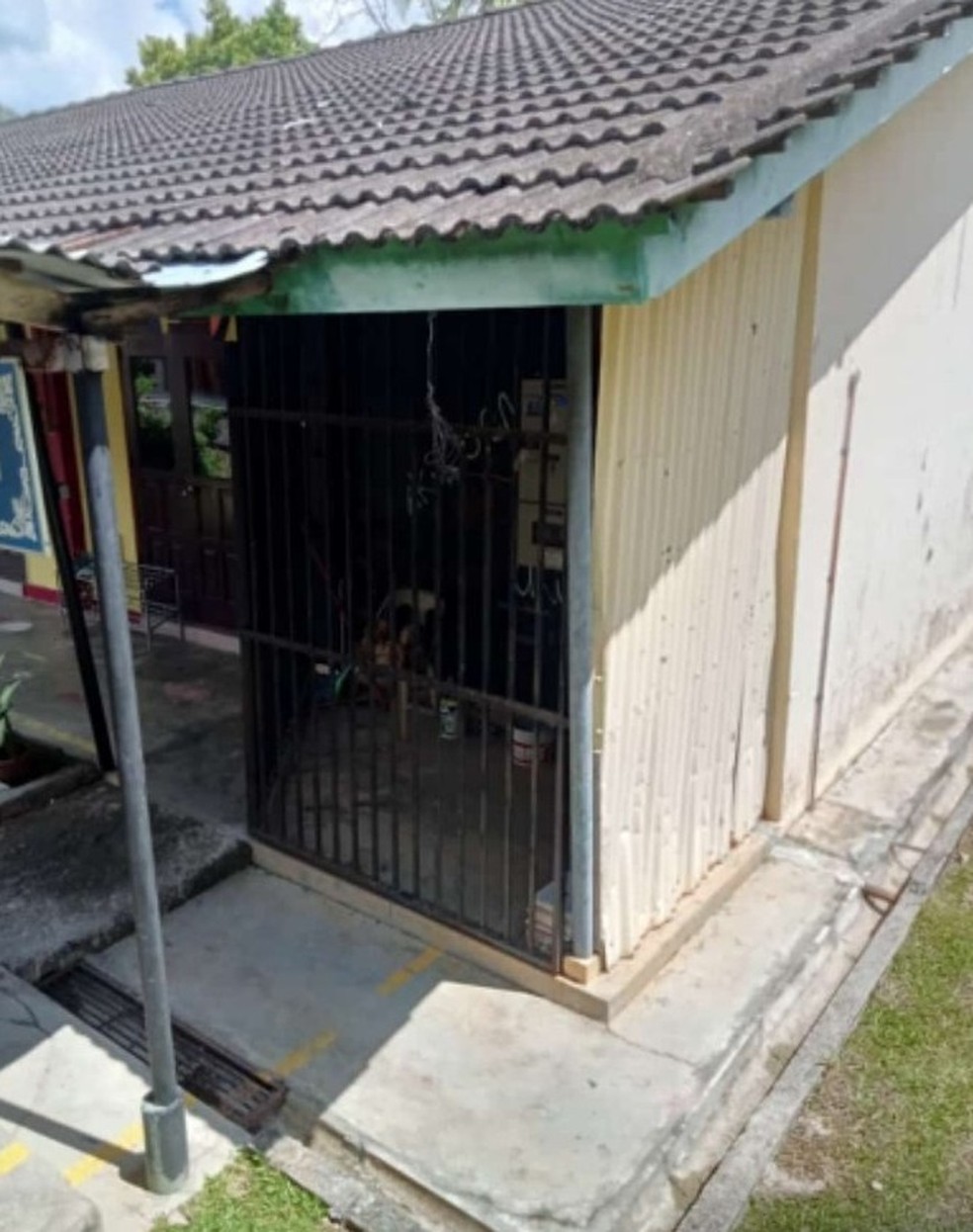 Gaiola onde o estudante foi preso em escola na Malásia, como castigo — Foto: Reprodução / Twitter