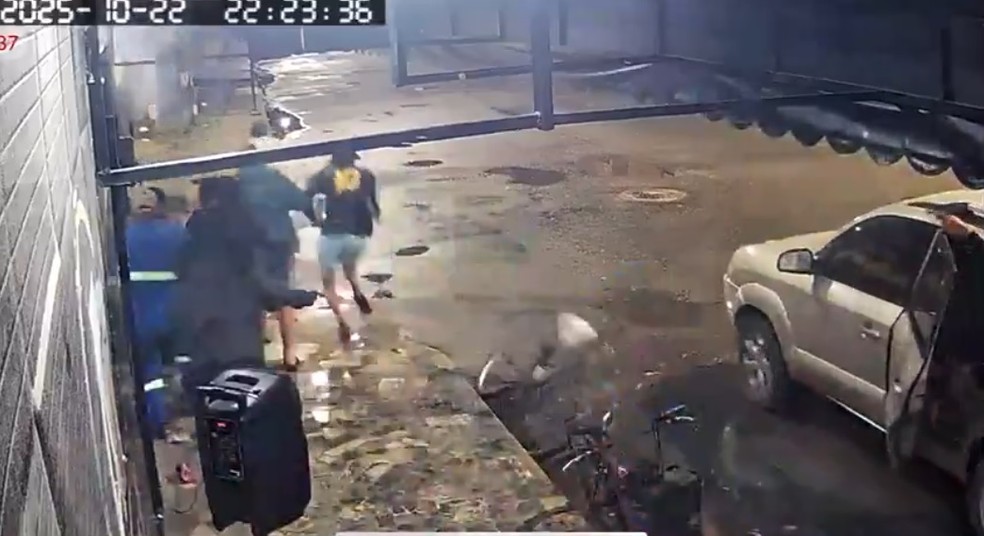 Imagens de circuito de segurança mostram ataque no Espírito Santo — Foto: Reprodução