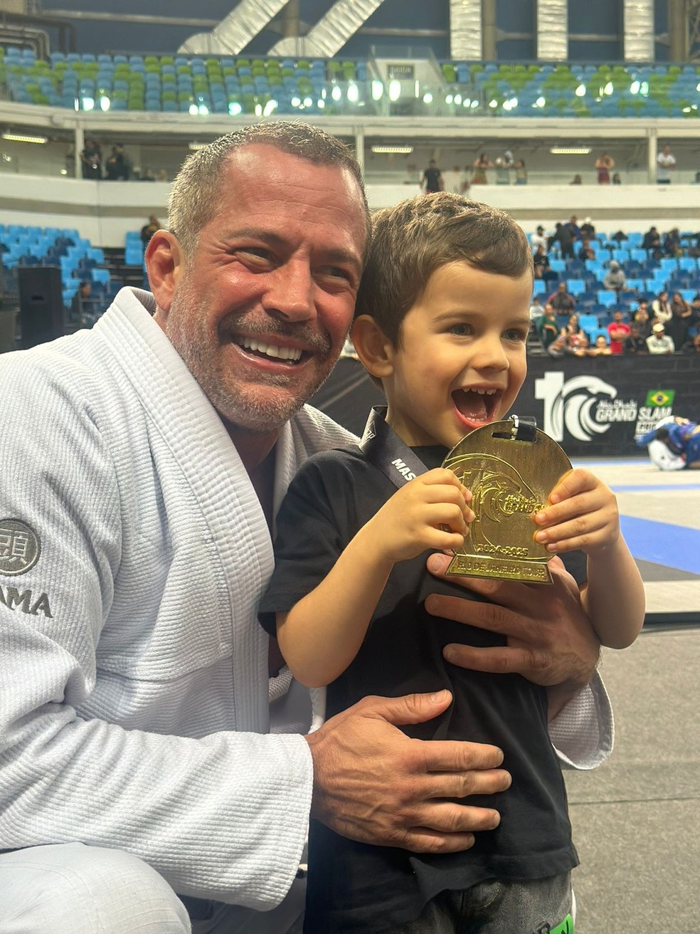 Malvino Salvador comemora a vit&oacute;ria com seu filho &mdash; Foto: Divulga&ccedil;&atilde;o