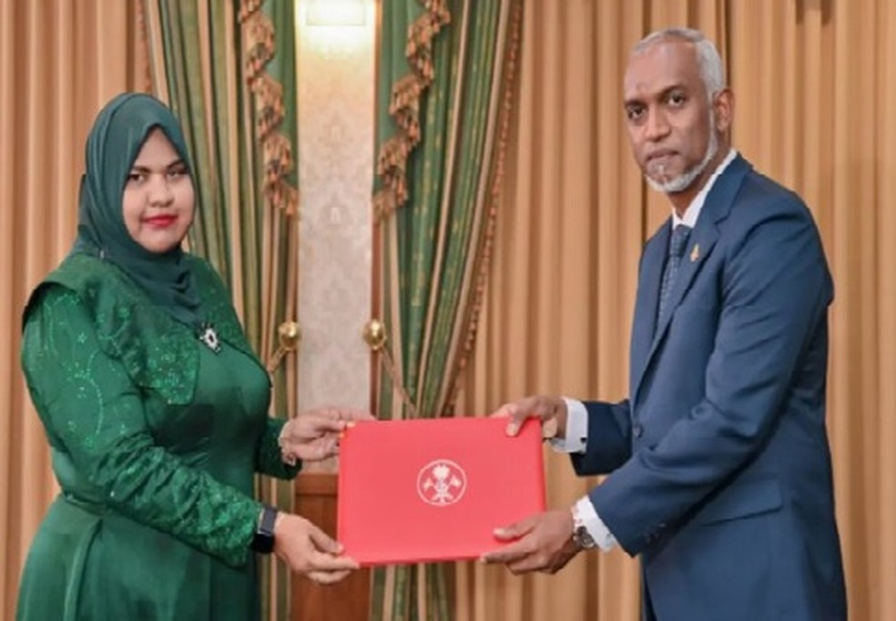 Fathimath Shamnaz Ali Saleem e o presidente das Maldivas, Mohamed Muizzu, alvo de 'magia negra' — Foto: Reprodução/X