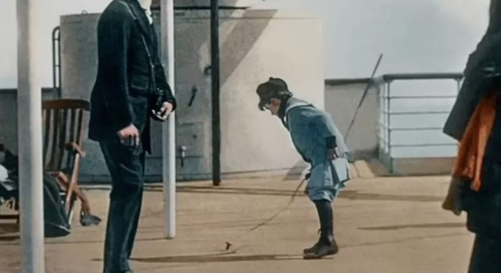 Criança brinca a bordo do Titanic, em imagem colorizada — Foto: Reprodução/Channel 4