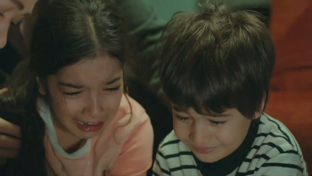 Nos resumos da novela turca 'Força de mulher', Sarp conta verdade sobre ...