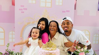 Gabriel Jesus comemora primeiro ano da filha ao lado da mulher e da mãe — Foto: reprodução/ instagram 