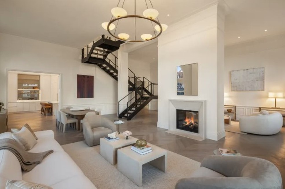 Detalhe da mansão inusitada em torre com relógio em Nova York — Foto: Reprodução