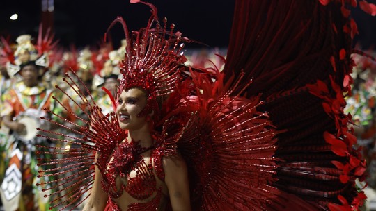 Virginia Fonseca: O Peso da Fantasia e a Polêmica Estreia como Rainha da Grande Rio