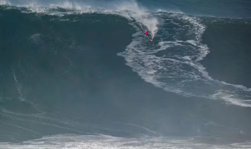 Lucas Chumbo ganha campeonato de ondas gigantes em Nazaré — Foto: Reprodução