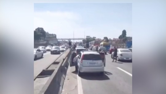 Motoristas entram em pânico na Dutra com alerta de arrastão; veja vídeo 