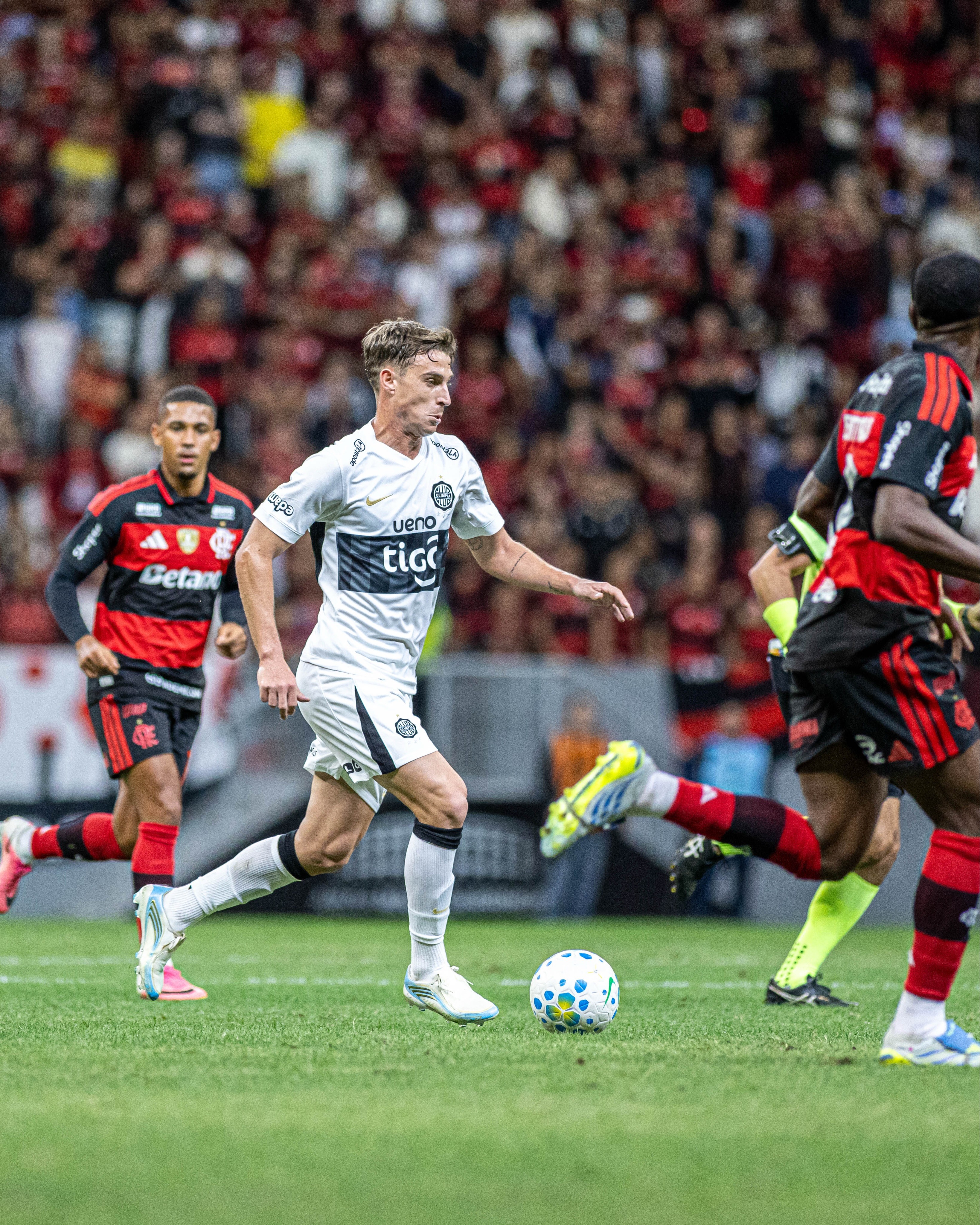 Destaque do Olimpia é hospitalizado com 'problema estomacal' e vira baixa contra o Vasco na Sul-Americana