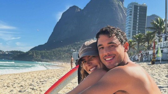 Ex de Cauã Reymond, Mariana Goldfarb posa com o novo namorado na praia