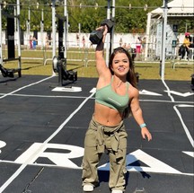 Modelo com nanismo e 3 milhões de seguidores fala sobre críticas e vida