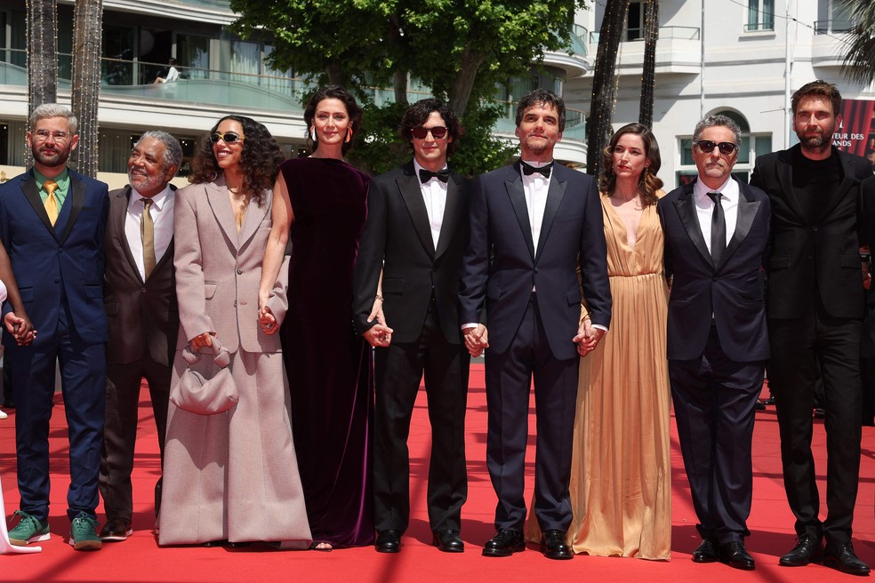 A equipe de "O agente secreto" no Festival de Cannes, na França — Foto: Valery HACHE / AFP