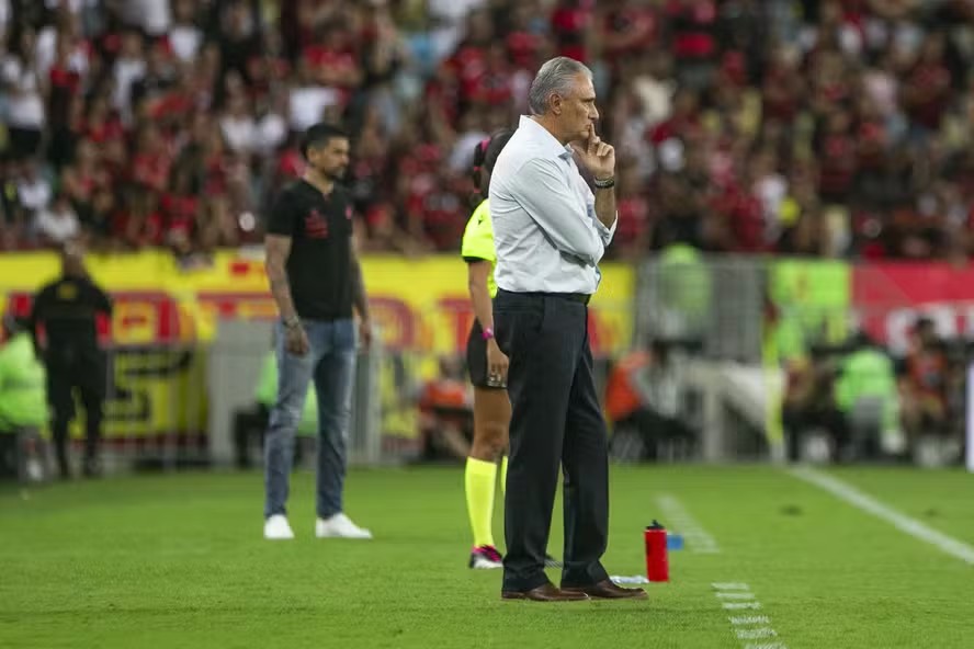 Tite pensativo na sua última partida no comando do Flamengo