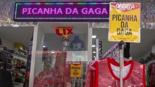 'Efeito Gaga' no comércio: show estimula venda de roupas de "picanha" e brincos da diva pop