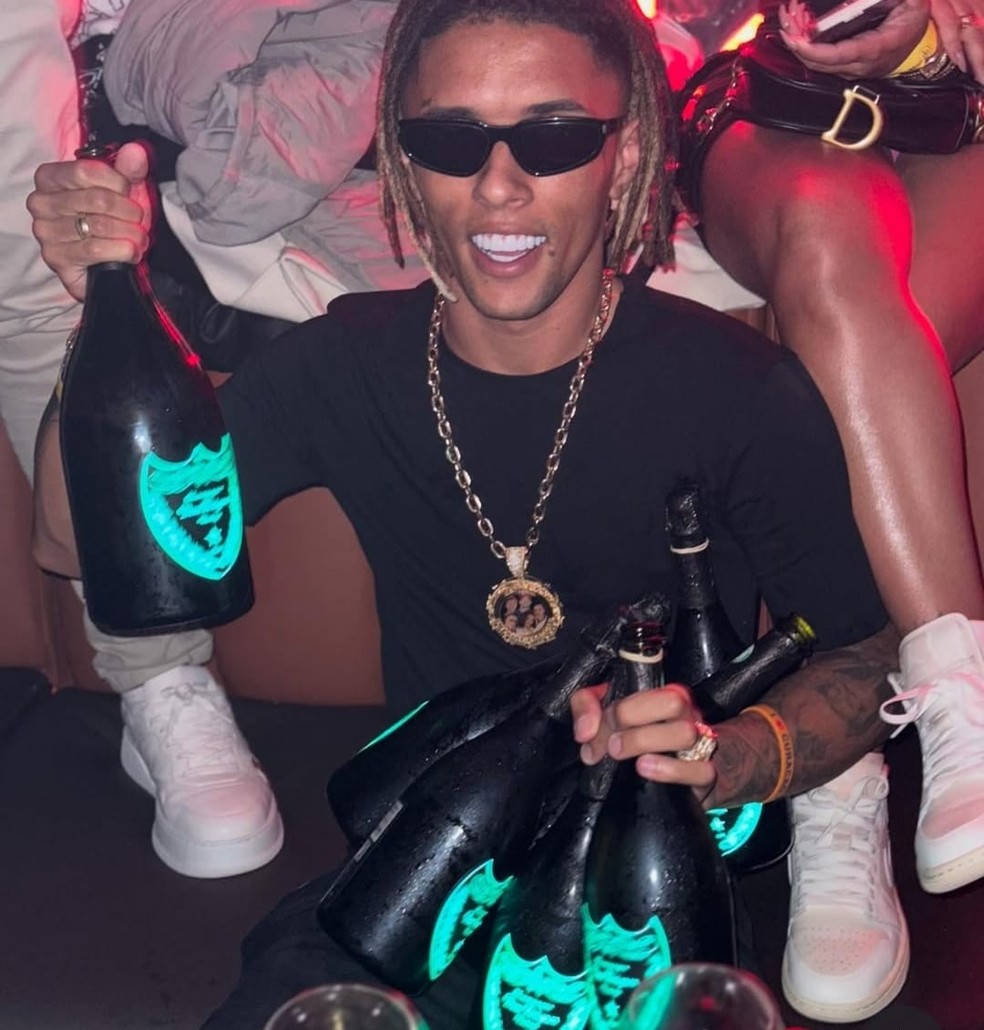 Buzeira diz que ficou milionário vendendo rifas pela internet — Foto: rep/ instagram