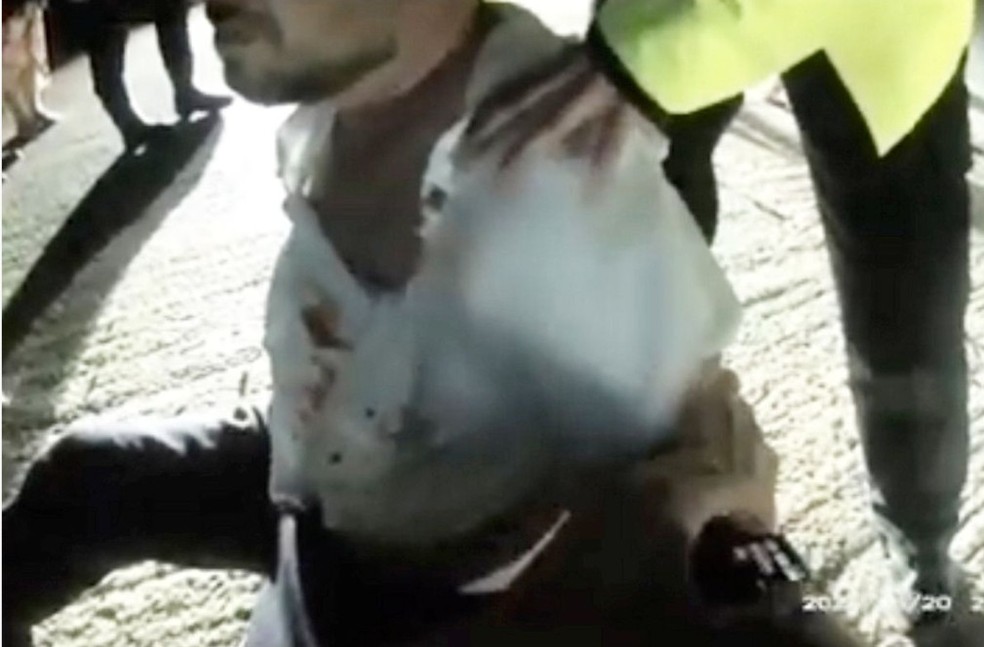 Daniel Peasnell, de 33 anos, arrancou o dedo de Stephen Dixon com uma mordida depois de ser acusado de estar b&ecirc;bado  no casamento de seu melhor amigo &mdash; Foto: Reprodu&ccedil;&atilde;o/X