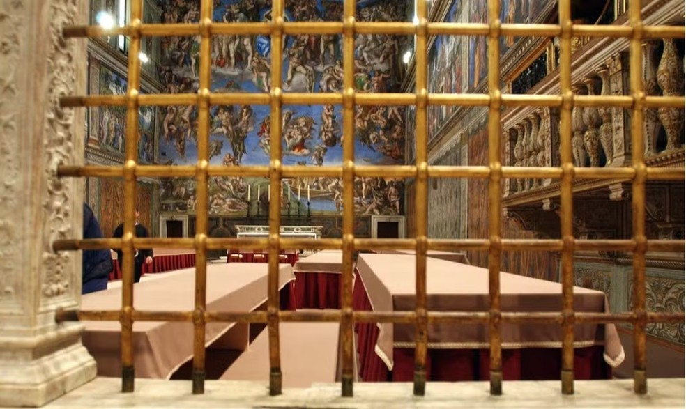 O interior da Capela Sistina, onde acontecem os conclaves &mdash; Foto: AFP PHOTO/ OSSERVATORE ROMANO ARTURO MARI