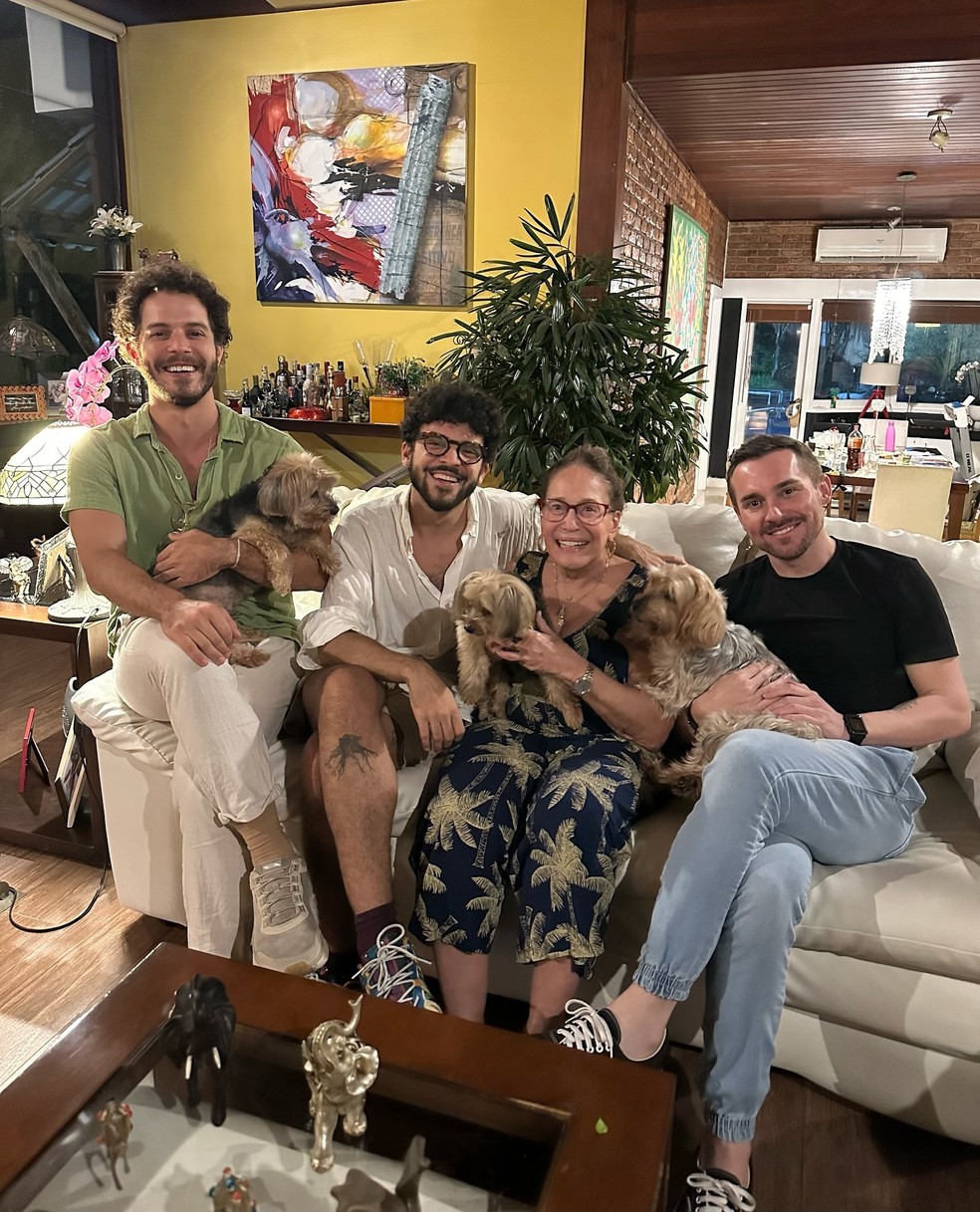 Susana Vieira com amigos em sua mansão no Itanhangá — Foto: reprodução/ instagram