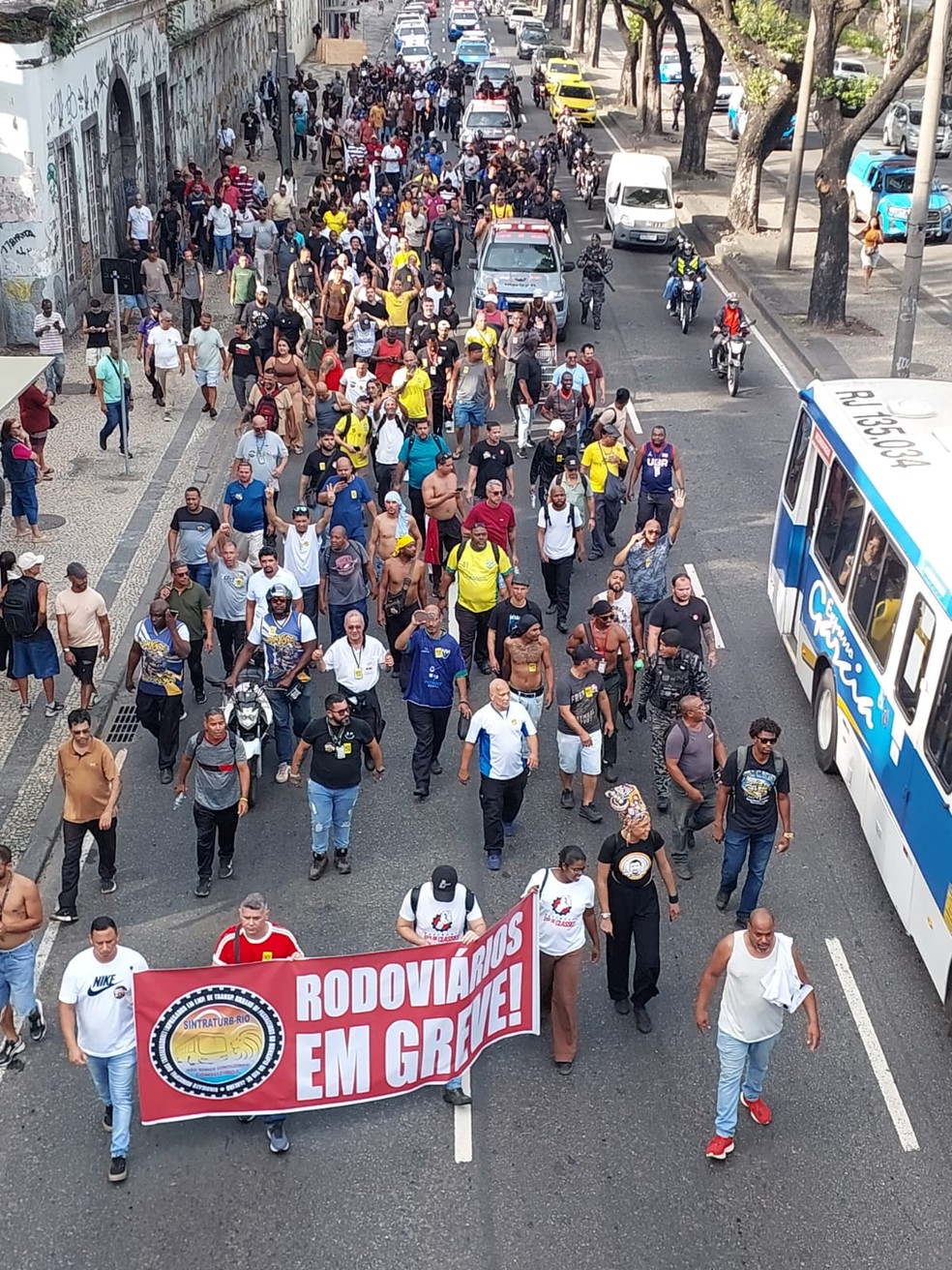 Manifesta&ccedil;&atilde;o dos rodovi&aacute;rios no Centro do Rio &mdash; Foto: Domingos Peixoto