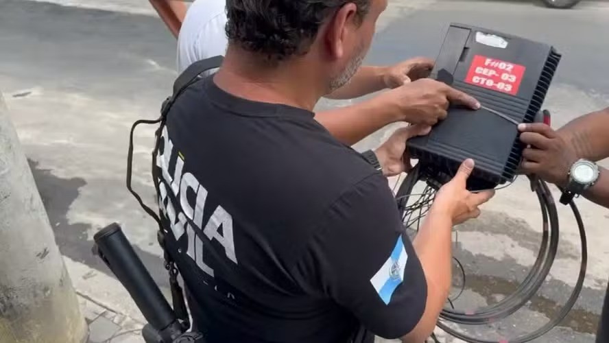 Equipamento encontrado por policiais em Realengo estava ligado à facção Amigo dos Amigos (ADA)
